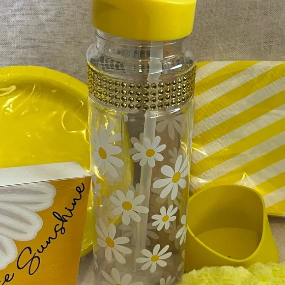 Choose Sunshine Yellow Daisy Water Bottle and Snack Accessories Set - Picture 2 of 7
